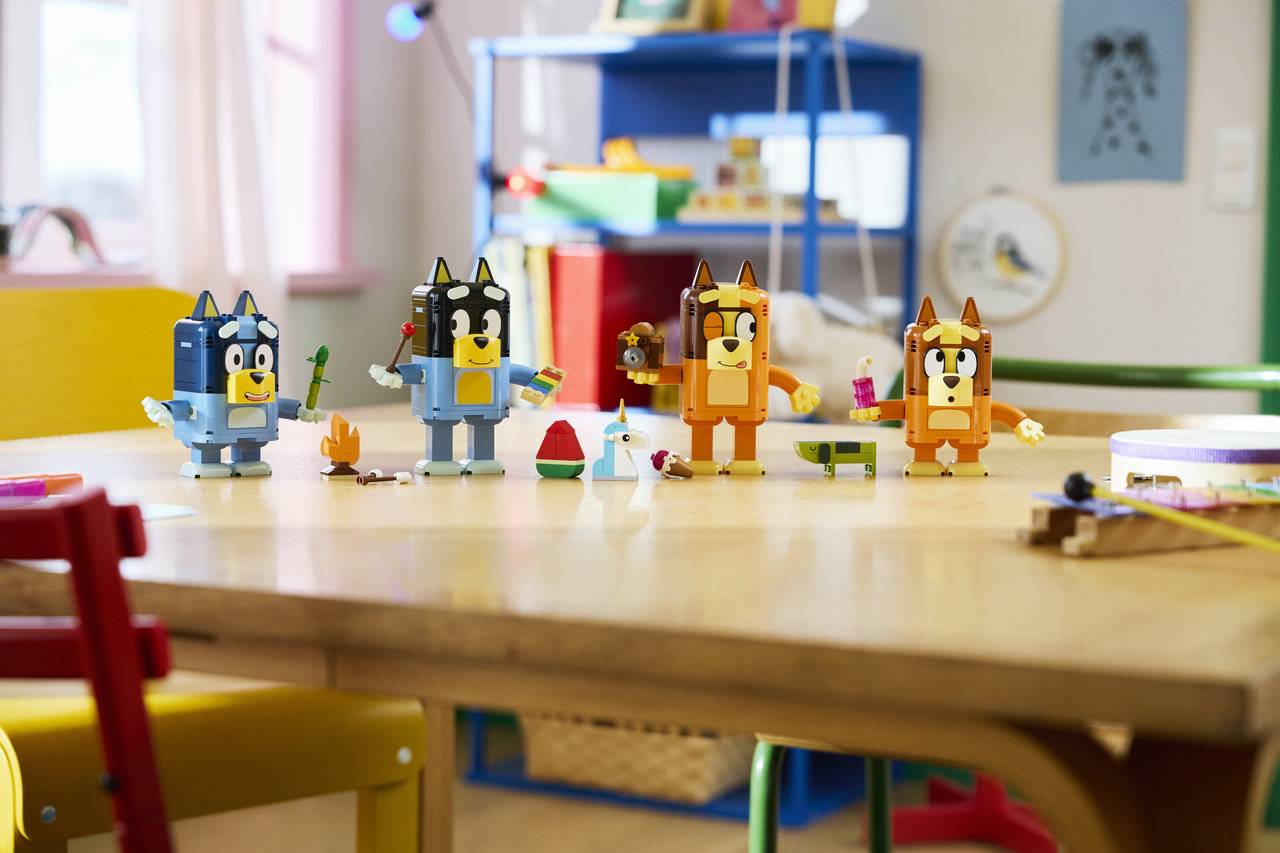 LEGO® Bluey 11217 Brick-Built Bluey Family - Image 3