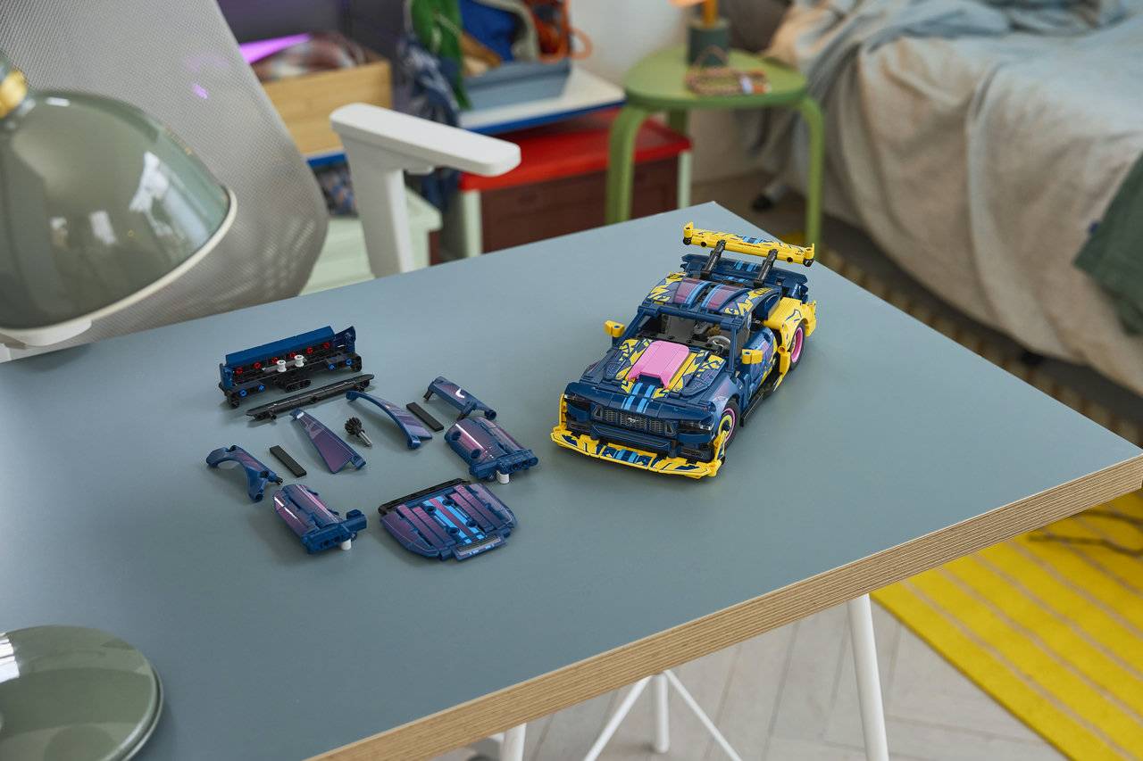 LEGO® Technic 42236 Custom Garage Ford Mustang GT Car - Image 3